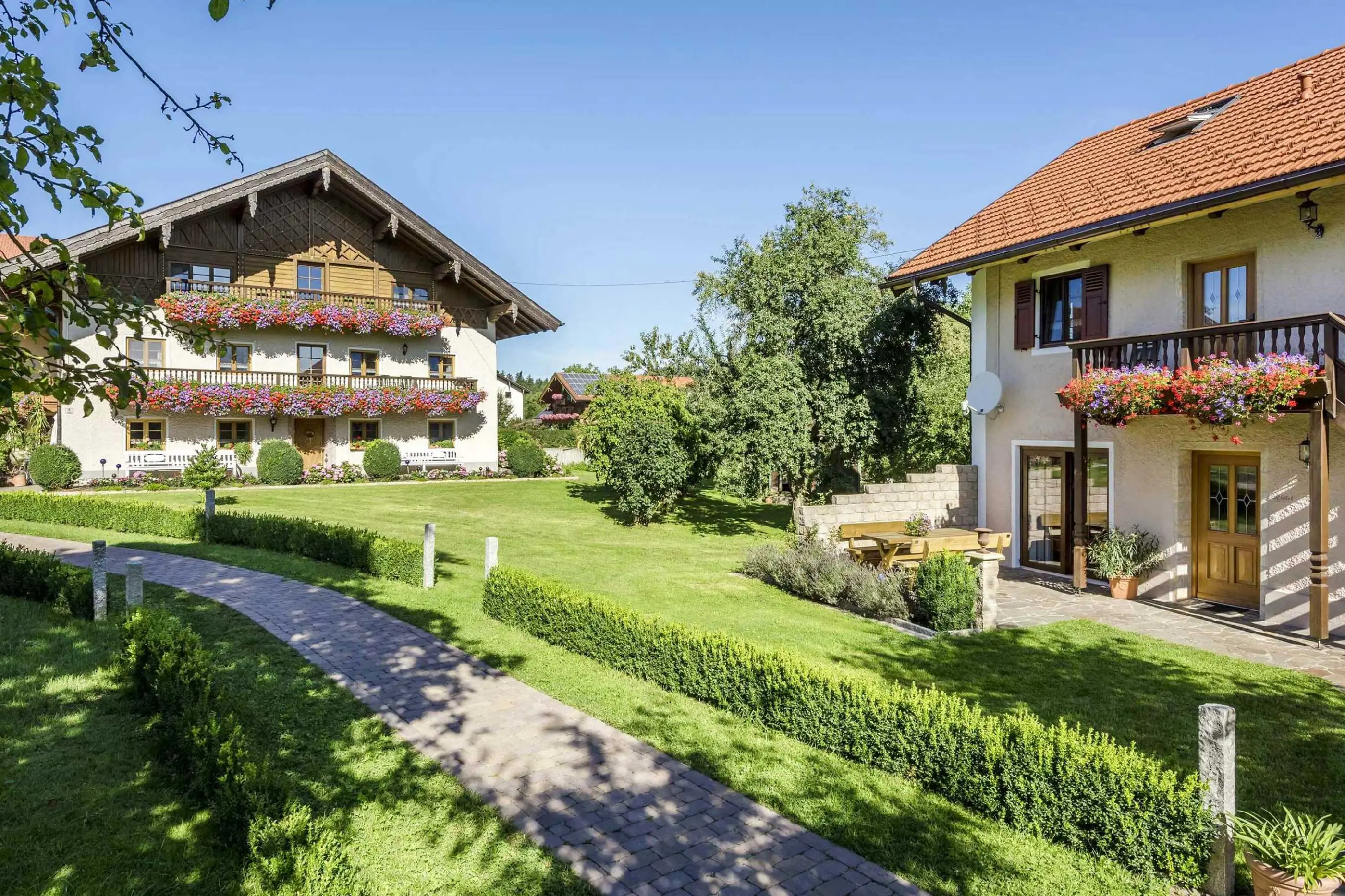 5-Sterne Ferienwohnungen Almhütte Frühstücksbuffet Hofstube Naturbad