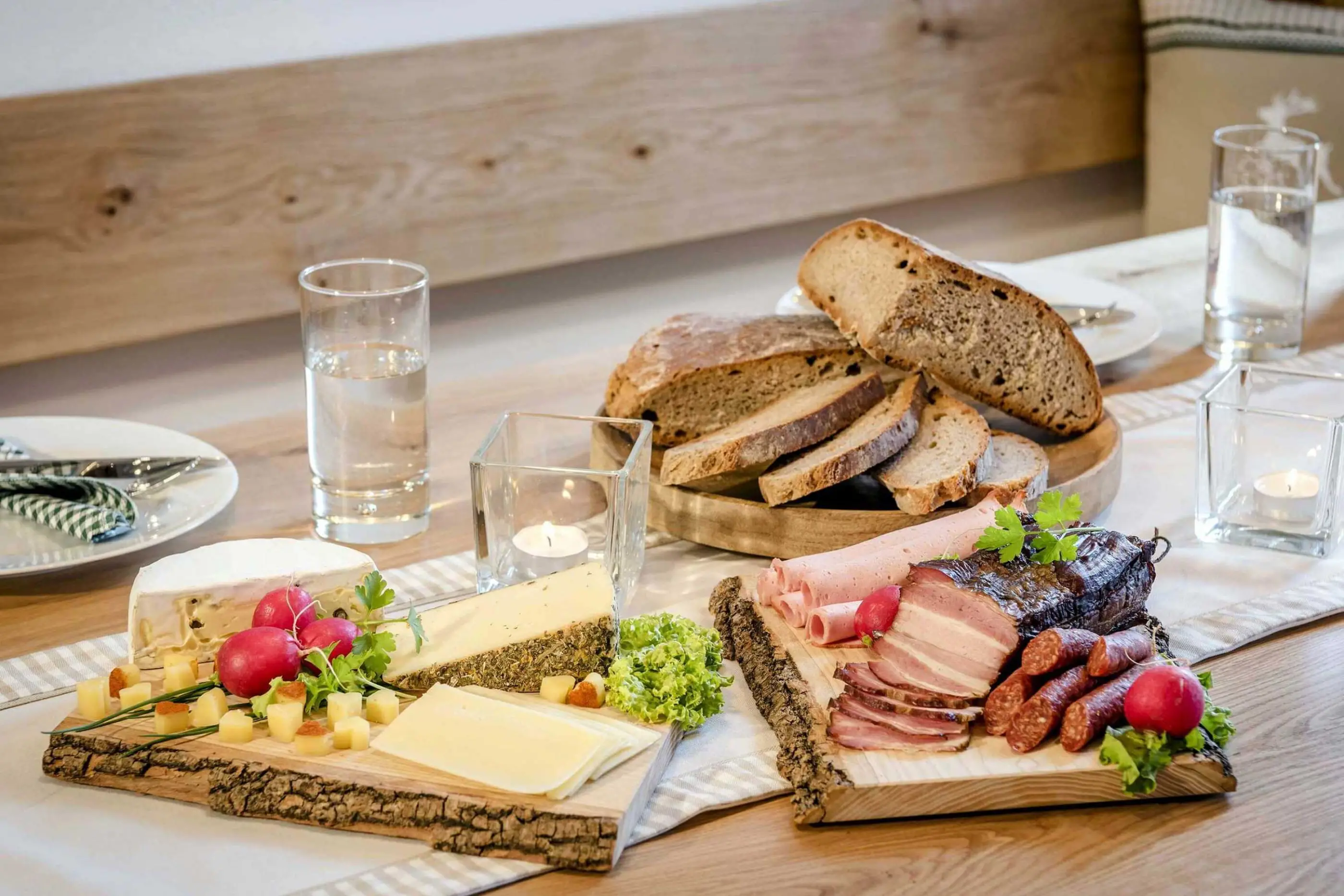 Gelebte Gastfreundschaft bayerische Brotzeit ChiemseeBauern