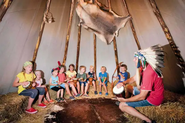 Spielen auf dem Heuboden mit Lianen schwingen