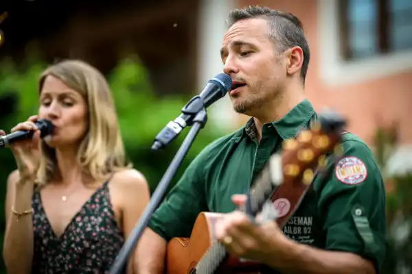 Lauer Sommerabend mit Hofstimmung und Live-Musik
