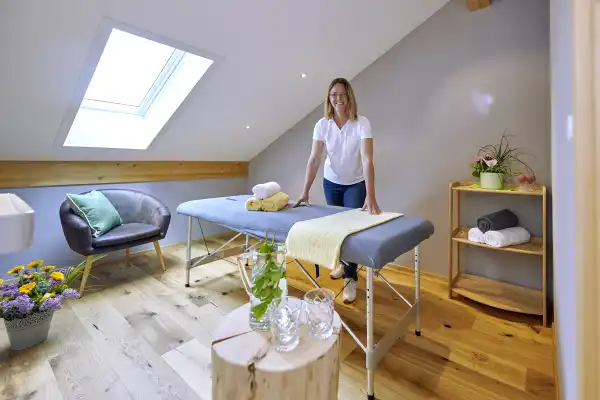 Massage buchen am Huberhof Niesgau mit unserer erfahrenen Heilpraktikerin für Physiotherapie