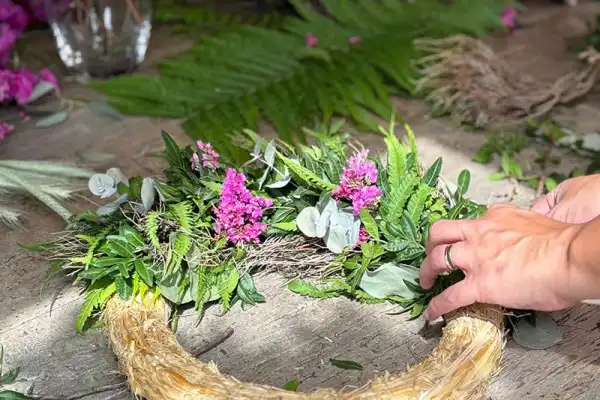 Kränze binden am Moierhof in Stöffling am Chiemsee Oberbayern